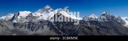 Ein zusammengesetztes Bild von Mount Everest (8848 m Mitte links), Mount Lhotse und Mount Nuptse. Im Hintergrund auf der rechten Seite befindet sich der Berg Makalu. Dies Stockfoto