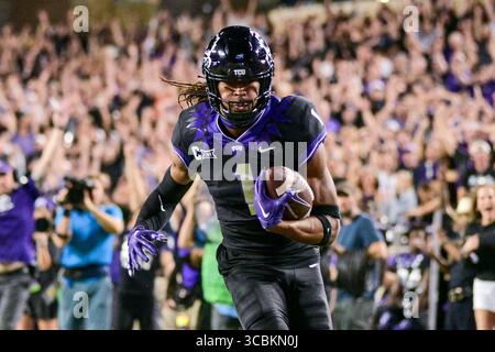 22. Oktober 2022: Der Weitwinkelempfänger Derius Davis (11) erreicht den Ball, als der Weitwinkelempfänger Quentin Johnston (1) einen tiefen Pass für einen Touchdown im NCAA-Football-Spiel zwischen den Kansas State Wildcats und TCU Horned Frogs im Amon G. Carter Stadium in Fort Worth, Texas, fängt. Manny Flores/CSM (Credit Image: © Manny Flores/CSM via ZUMA Press Wire) Stockfoto