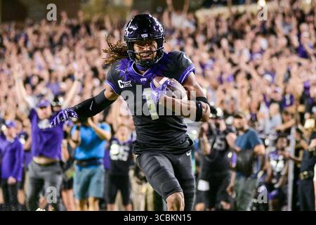 22. Oktober 2022: Der Weitwinkelempfänger Derius Davis (11) erreicht den Ball, als der Weitwinkelempfänger Quentin Johnston (1) einen tiefen Pass für einen Touchdown im NCAA-Football-Spiel zwischen den Kansas State Wildcats und TCU Horned Frogs im Amon G. Carter Stadium in Fort Worth, Texas, fängt. Manny Flores/CSM (Credit Image: © Manny Flores/CSM via ZUMA Press Wire) Stockfoto