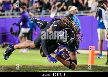22. Oktober 2022: Der Weitwinkelempfänger Derius Davis (11) greift nach dem Ball, als der Weitwinkelempfänger Quentin Johnston (1) einen tiefen Pass für einen Touchdown fängt, während er während eines NCAA-Fußballspiels zwischen den Kansas State Wildcats und TCU Horned Frogs im Amon G. Carter Stadium in Fort Worth, Texas, in die Endzone eintaucht. Manny Flores/CSM (Credit Image: © Manny Flores/CSM Wire Press) Stockfoto
