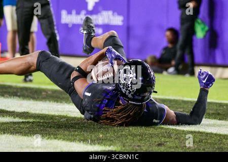 22. Oktober 2022: Der Weitwinkelempfänger Derius Davis (11) greift nach dem Ball, als der Weitwinkelempfänger Quentin Johnston (1) einen tiefen Pass für einen Touchdown fängt, während er während eines NCAA-Fußballspiels zwischen den Kansas State Wildcats und TCU Horned Frogs im Amon G. Carter Stadium in Fort Worth, Texas, in die Endzone eintaucht. Manny Flores/CSM (Credit Image: © Manny Flores/CSM Wire Press) Stockfoto