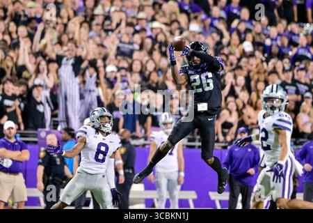 22. Oktober 2022: .TCU Horned Frogs Sicherheit Bud Clark (26) springt in die Luft für ein INT während eines NCAA Football Spiels zwischen den Kansas State Wildcats und TCU Horned Frogs im Amon G. Carter Stadium in Fort Worth, Texas..Manny Flores/CSM (Credit Image: © Manny Flores/CSM via ZUMA Press Wire) Stockfoto