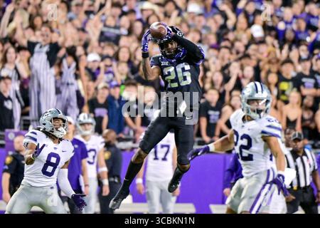 22. Oktober 2022: .TCU Horned Frogs Sicherheit Bud Clark (26) springt in die Luft für ein INT während eines NCAA Football Spiels zwischen den Kansas State Wildcats und TCU Horned Frogs im Amon G. Carter Stadium in Fort Worth, Texas..Manny Flores/CSM (Credit Image: © Manny Flores/CSM via ZUMA Press Wire) Stockfoto