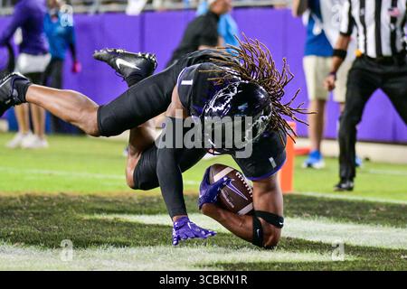 22. Oktober 2022: Der Weitwinkelempfänger Derius Davis (11) greift nach dem Ball, als der Weitwinkelempfänger Quentin Johnston (1) einen tiefen Pass für einen Touchdown fängt, während er während eines NCAA-Fußballspiels zwischen den Kansas State Wildcats und TCU Horned Frogs im Amon G. Carter Stadium in Fort Worth, Texas, in die Endzone eintaucht. Manny Flores/CSM (Credit Image: © Manny Flores/CSM Wire Press) Stockfoto