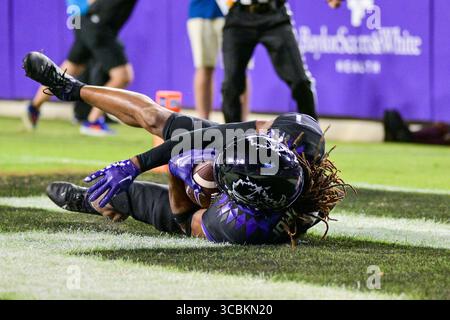 22. Oktober 2022: Der Weitwinkelempfänger Derius Davis (11) greift nach dem Ball, als der Weitwinkelempfänger Quentin Johnston (1) einen tiefen Pass für einen Touchdown fängt, während er während eines NCAA-Fußballspiels zwischen den Kansas State Wildcats und TCU Horned Frogs im Amon G. Carter Stadium in Fort Worth, Texas, in die Endzone eintaucht. Manny Flores/CSM (Credit Image: © Manny Flores/CSM Wire Press) Stockfoto