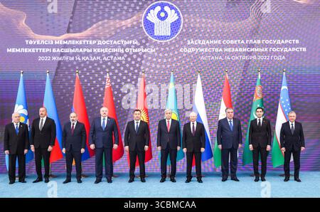 14. Oktober 2022, Astana, Kasachstan: Der russische Präsident Wladimir Putin steht für ein Gruppenfoto mit den Staatschefs beim Gipfel der Gemeinschaft unabhängiger Staaten am 14. Oktober 2022 in Astana, Kasachstan. Von links nach rechts: Exekutivsekretär der GUS, Sergej Lebedew, aserbaidschanischer Präsident Ilham Aliyev, armenischer Premierminister Nikol Pashinyan, weißrussischer Präsident Alexander Lukaschenko, kasachischer Präsident Kassym-Jomart Tokajew, kirgisischer Präsident Sadyr Japarov, tadschikistanischer Präsident Emomali Rahmon, turkmenischer Präsident Serdimuhamedow, uskistanischer Präsident Shadar Berdimuhamedov, uskistinischer Präsident Shavkat Mi Stockfoto