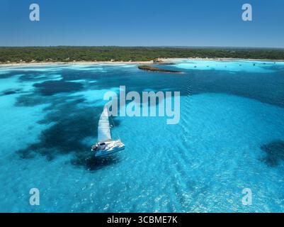 Blick aus der Vogelperspektive auf das Segelboot, türkisfarbenes Meer in der Nähe von Mallorca Sandstrand Stockfoto