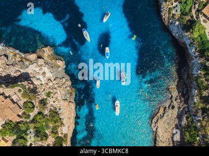 Aus der Vogelperspektive auf Yachten und Boote, die im türkisfarbenen Meer schwimmen Stockfoto