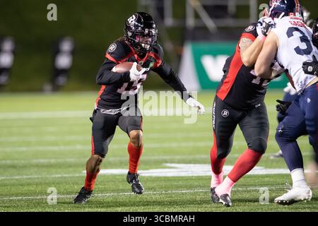 14. Oktober 2022: Ryan Davis (15) spielt mit dem Ball während des CFL-Spiels zwischen den Montreal Alouettes und den Ottawa Redblacks im TD Place Stadium in Ottawa, Kanada. Daniel Lea/CSM. (Foto: © Daniel Lea/CSM via ZUMA Press Wire) Stockfoto