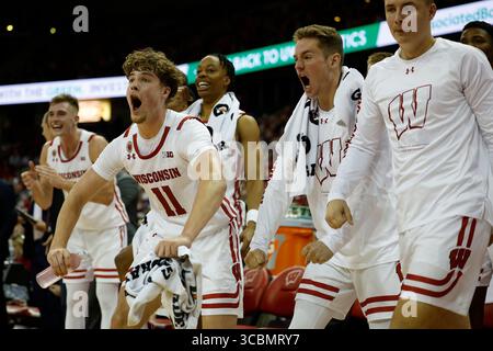 7. November 2022: Max Klesmit (11) feiert mit dem Team während des NCAA Basketballspiels zwischen den South Dakota Coyotes und den Wisconsin Badgers im Kohl Center in Madison, WI. Darren Lee/CSM (Bild: © Darren Lee/CSM via ZUMA Press Wire) Stockfoto
