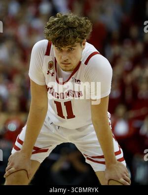 7. November 2022: Die Wisconsin Badgers schützen Max Klesmit (11) während des NCAA Basketballspiels zwischen den South Dakota Coyotes und den Wisconsin Badgers im Kohl Center in Madison, WI. Darren Lee/CSM (Bild: © Darren Lee/CSM via ZUMA Press Wire) Stockfoto