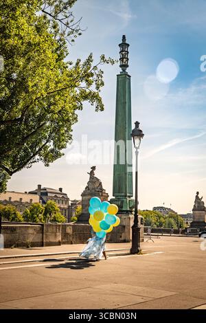 Frau mit Ballons in Paris, Frankreich Stockfoto