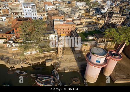 Aus der Vogelperspektive auf die Ghats und Tempel entlang des Ganges, wo die antike Stadt in einem Tanz aus Licht und Schatten auf das heilige Wasser trifft, Varanasi, Uttar Pradesh, Indien. Stockfoto