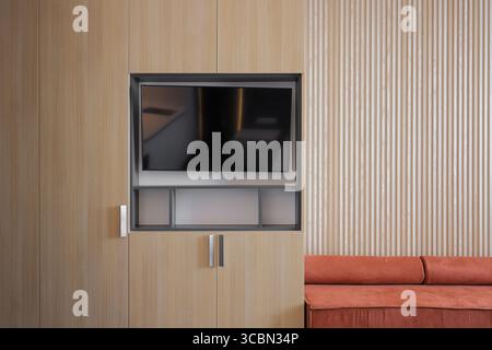 Flachbildfernseher in die Möbel im Innenraum integriert Stockfoto