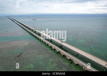 Blick aus der Vogelperspektive auf den Overseas Highway und die alte Brücke, die durch das türkisfarbene Wasser führt, Big Pine Key, Florida, USA. Stockfoto