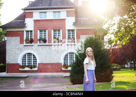 Porträt einer glücklichen Frau, attraktive Frau, die einen sonnigen Nachmittag mit einem fantastischen Sonnenuntergang im Sommer genießt Stockfoto