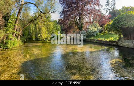 August 2025 wunderschöne, ruhige und klassische englische Landszene im Dorf Wherwell, Hampshire, die den Fluss Test an einem sonnigen Tag zeigt Stockfoto