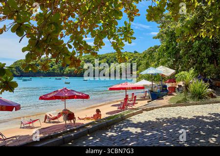 Idyllischer Tropischer Strand Mit Entspannenden Touristen Unter Bunten Sonnenschirmen Stockfoto