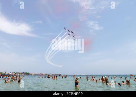 Letzte Präsentation des Patrulla Águila-Displayteams, das die CASA C101 Aviojet Jets fliegt, bevor es auf PC-21 Turboprop umgestellt wird. Anzeige über Mar Menor. Menschen Stockfoto