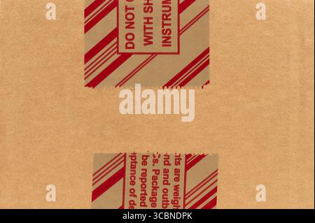 Das Warnschild zeigt Anweisungen zur Handhabung und Warnungen für das Paket, wobei der Schwerpunkt auf der Sorgfalt bei Transport und Lieferung liegt. Stockfoto
