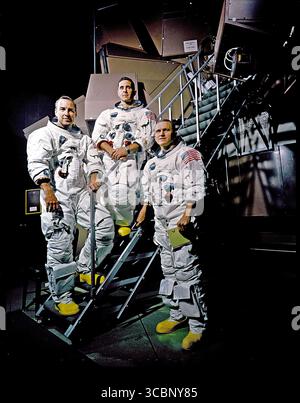 Houston, TX - 22. November 1968 -- die Apollo 8 Crew posiert auf einem Kennedy Space Center (KSC) Simulator in ihren Raumanzügen. Von links nach rechts: James A. Lovell Jr., William A. anders und Frank Borman. Quelle: SIPA USA/Alamy Live News Stockfoto