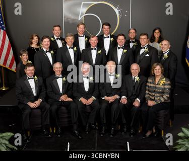 Cleveland, OH - 29. August 2008--ein All-Star-Treffen des legendären amerikanischen Astronauten erschien in Cleveland, Ohio am 29. August 2008, die National Aeronautics and Space Administration (NASA) feiern 50. Jubiläum. John Glenn, der erste Amerikaner, der Umlaufbahn der Erde, Neil Armstrong, der erste Mensch auf dem Mond, Jim Lovell, Veteran der zwei Apollo-Missionen und Kathryn Sullivan, erste Frau im Weltraum zu Fuß trat 15 anderen Astronauten von Ohio.From links nach rechts in der ersten Reihe sind Kenneth Cameron, Robert Springer, Neil Armstrong, John Glenn, James Lovell und Kathryn Sullivan Stockfoto