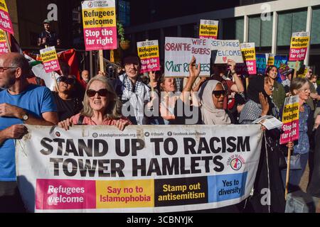 London, England, Großbritannien. August 2025. Demonstranten versammeln sich zur Unterstützung von Flüchtlingen vor dem Britannia International Hotel in Canary Wharf, das angeblich zur Unterbringung von Migranten genutzt wird. Im Vereinigten Königreich fanden zahlreiche Proteste im Zusammenhang mit Migranten statt, viele weitere sind geplant. (Kreditbild: © Vuk Valcic/ZUMA Press Wire) NUR REDAKTIONELLE VERWENDUNG! Nicht für kommerzielle ZWECKE! Quelle: ZUMA Press, Inc./Alamy Live News Stockfoto
