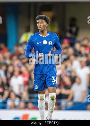 London, Großbritannien. August 2025. Stamford Bridge, London, 8. August 2025: Josh Acheampong (34 Chelsea) während des Spiels zwischen Chelsea und Bayer 04 Leverkusen in einem Club Friendly in Stamford Bridge, London, England am Freitag, 8. August. (Claire Jeffrey/SPP) Credit: SPP Sport Press Photo. /Alamy Live News Stockfoto
