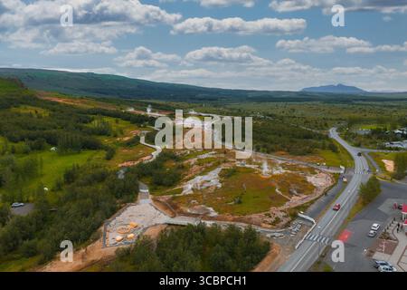 Luftaufnahme des Geysir-Geothermiegebiets mit Dampfdüsen in Island Stockfoto
