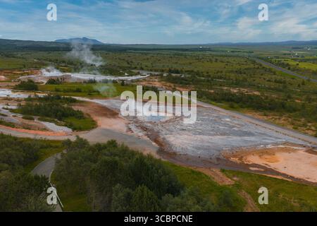 Luftaufnahme des geothermischen Gebiets mit heißen Quellen und Geysiren in Island Stockfoto