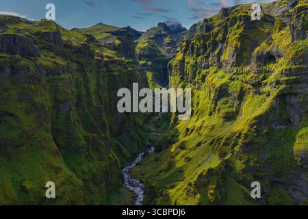 Blick aus der Vogelperspektive auf den Fjadrargljufur Canyon mit moosbedeckten Klippen Stockfoto