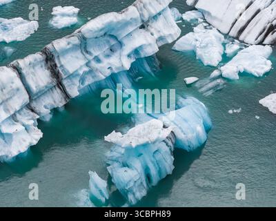 Luftaufnahme von Eisbergen in einer türkisfarbenen Gletscherlagune in Island Stockfoto
