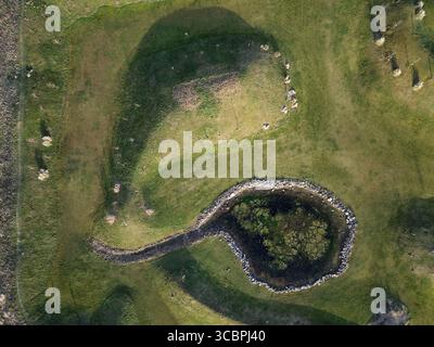 Künstlich angelegter Teich und Hügel auf einem Golfplatz, Luftsicht, Deutschland, Nordrhein-Westfalen Stockfoto