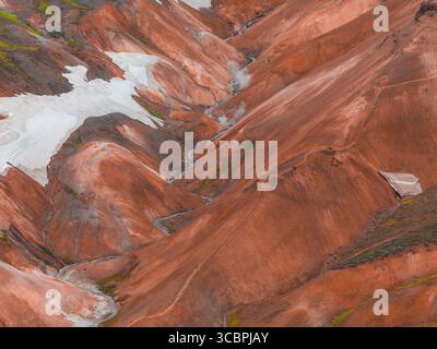 Luftaufnahme der mehrfarbigen Rhyolith Hills in Landmannalaugar, Island Stockfoto