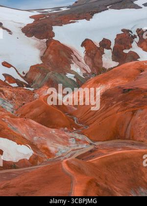 Luftaufnahme der mehrfarbigen Rhyolite Mountains in Landmannalaugar, Island Stockfoto