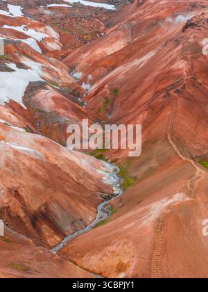 Mehrfarbige Rhyolite Mountains und geothermischer Dampf in Island Stockfoto