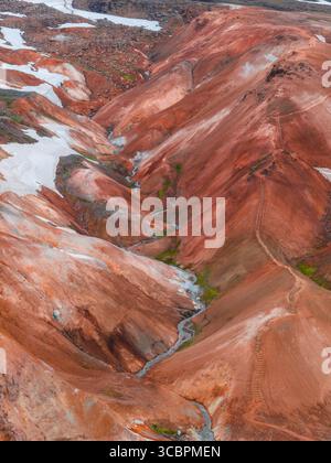 Luftaufnahme der mehrfarbigen Rhyolite Mountains in Landmannalaugar, Island Stockfoto