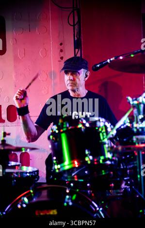 London, Vereinigtes Königreich. August 2025. Killing Joke's Schlagzeuger „Big“ Paul Ferguson tritt mit seinem neuen Outfit Light of Eternity im legendären Londoner 100 Club auf. Cristina Massei/Alamy Live News. Stockfoto