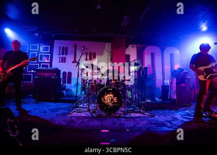 London, Vereinigtes Königreich. August 2025. Killing Joke's Schlagzeuger „Big“ Paul Ferguson tritt mit seinem neuen Outfit Light of Eternity im legendären Londoner 100 Club auf. Cristina Massei/Alamy Live News. Stockfoto