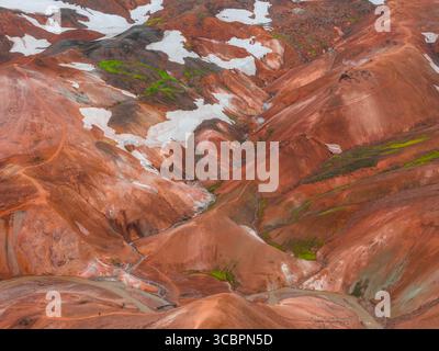 Blick aus der Vogelperspektive auf Islands Rainbow Mountains mit den bunten Rhyolith Hills Stockfoto