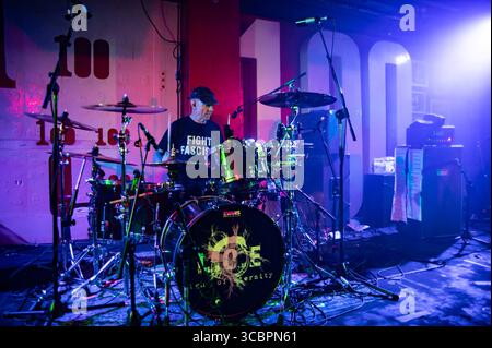 London, Vereinigtes Königreich. August 2025. Killing Joke's Schlagzeuger „Big“ Paul Ferguson tritt mit seinem neuen Outfit Light of Eternity im legendären Londoner 100 Club auf. Cristina Massei/Alamy Live News. Stockfoto