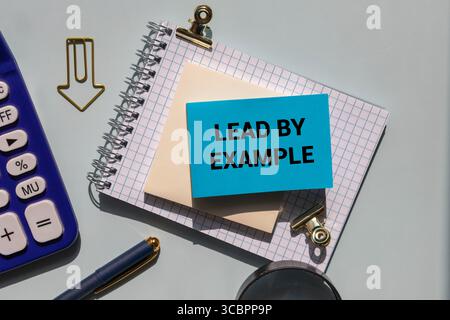 Beispiel-Meldung auf gerissenem lila Papier auf blauem Hintergrund. Konzeptuelle Führung durch Beispielsymbol. Kopierbereich. Stockfoto