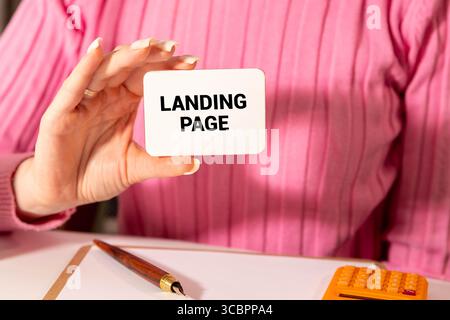 Landing Page in einem Notizbuch geschrieben. SEO-Konzept Stockfoto