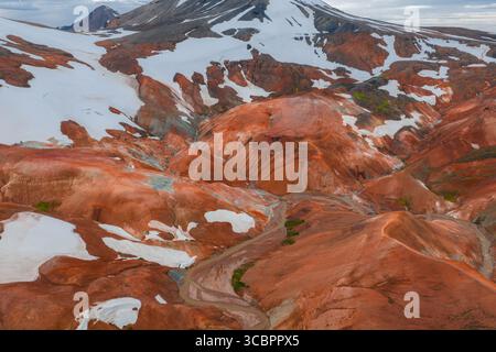 Luftaufnahme der mehrfarbigen Rhyolite Mountains in Landmannalaugar, Island Stockfoto