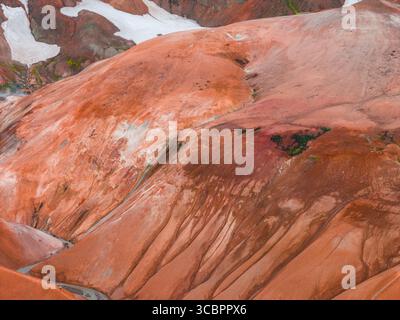 Aus der Vogelperspektive auf die pulsierenden Rhyolite Hills in Islands Rainbow Mountains Stockfoto
