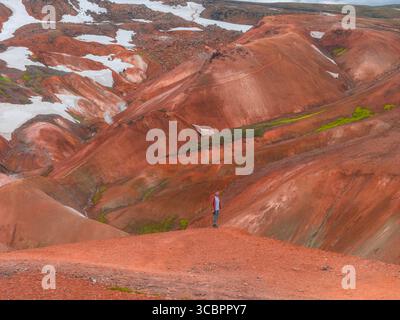 Lebhafte Rhyolithhügel in Islands Rainbow Mountains in Landmannalaugar Stockfoto