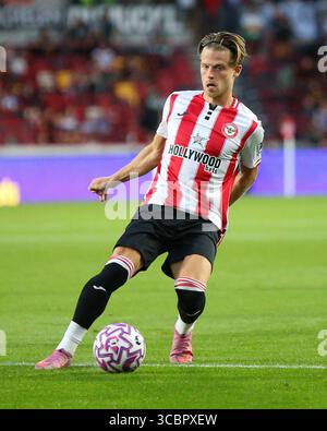 London, Großbritannien. August 2025. London, England, 08. August 2025: Yehor Yarmoliuk (18 Brentford) spielt einen Pass während des Freundschaftsspiels zwischen Brentford und Borussia Mönchengladbach im Gtech Community Stadium in London. (Jay Patel/SPP) Credit: SPP Sport Press Photo. /Alamy Live News Stockfoto