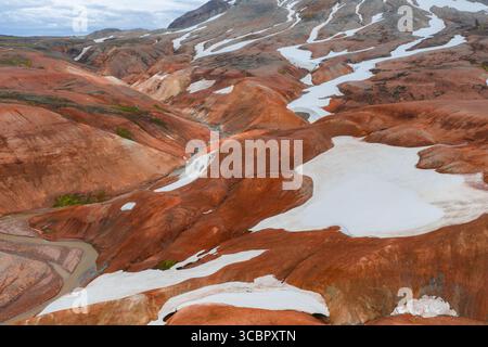 Farbenfrohe Landschaft von Islands Regenbogenbergen mit Schneestücken Stockfoto