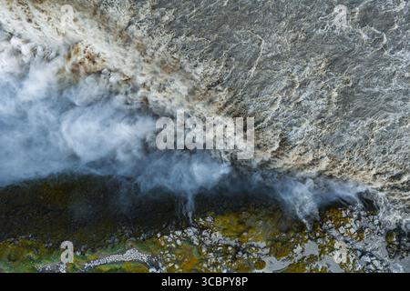 Luftaufnahme des Dettifoss Wasserfalls und der umliegenden Landschaft in Island Stockfoto