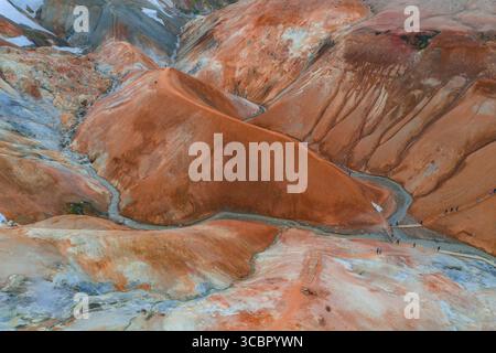 Luftaufnahme der mehrfarbigen Rhyolithhügel von Kerlingarfjoll in Island Stockfoto